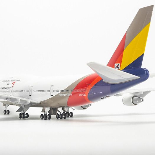 Mô hình Máy bay lắp ghép Asiana Airline Boeing B747 có đèn Led 47cm