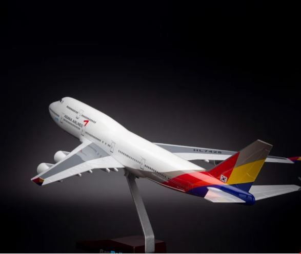 Mô hình Máy bay lắp ghép Asiana Airline Boeing B747 có đèn Led 47cm