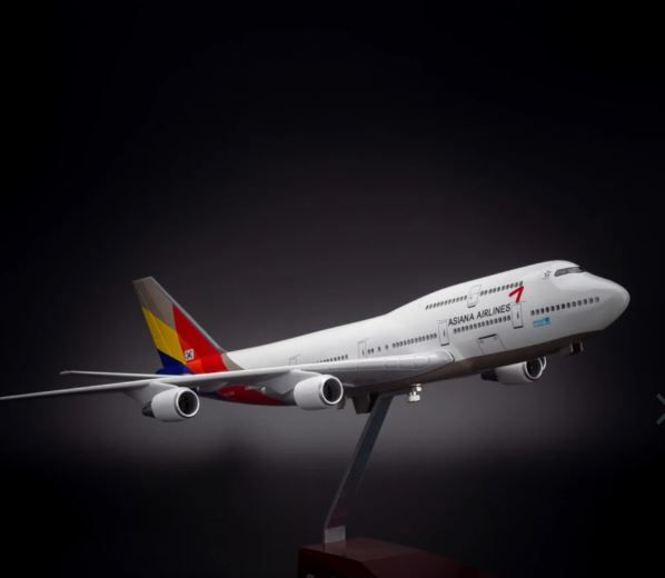 Mô hình Máy bay lắp ghép Asiana Airline Boeing B747 có đèn Led 47cm