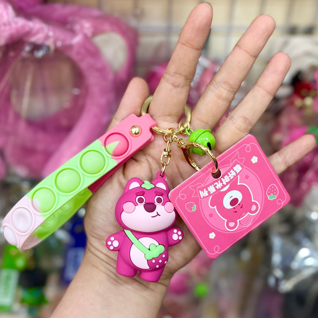 Móc Khóa Gấu Hồng Lotso Đeo Túi Quả Dâu