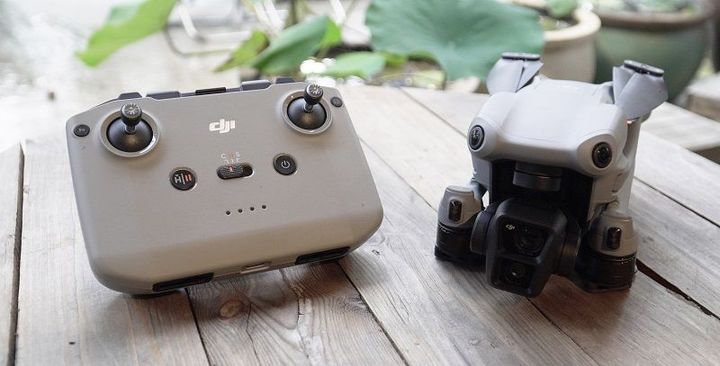 Ảnh chụp máy bay và tay điều khiển của DJI AIR 3