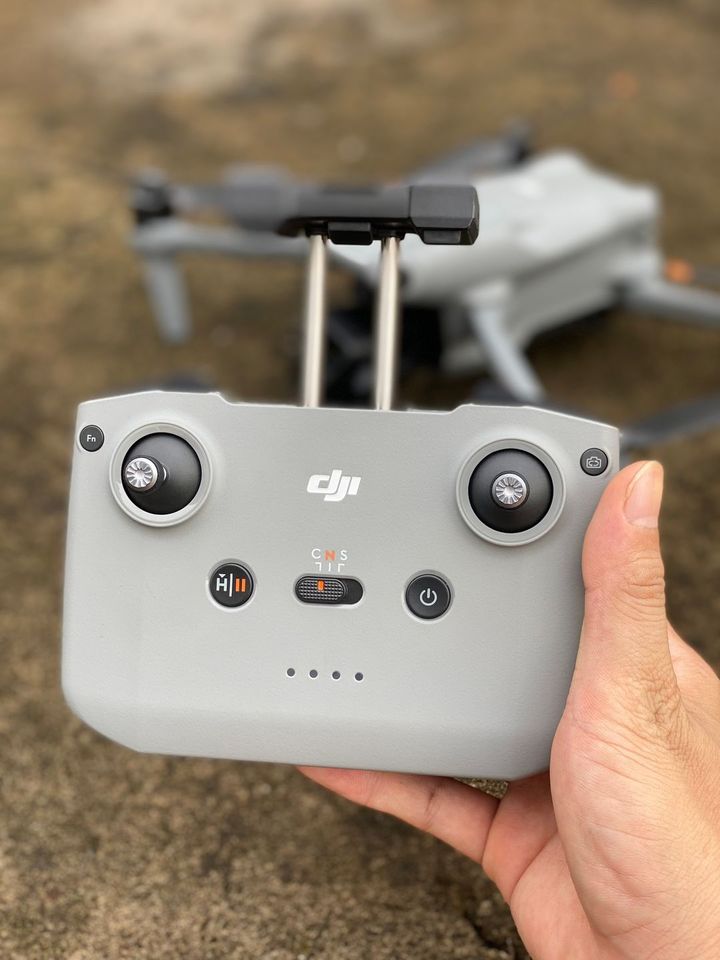 Ảnh chụp mặt trước của flycam dji air 3