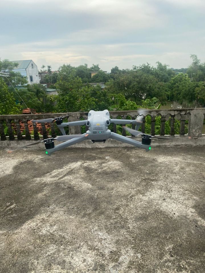 Ảnh chụp phía sau của flycam dji air 3 khi đang bay