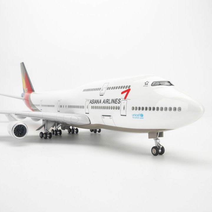 Mô hình Máy bay lắp ghép Asiana Airline Boeing B747 có đèn Led 47cm