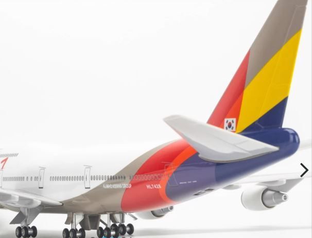 Mô hình Máy bay lắp ghép Asiana Airline Boeing B747 có đèn Led 47cm