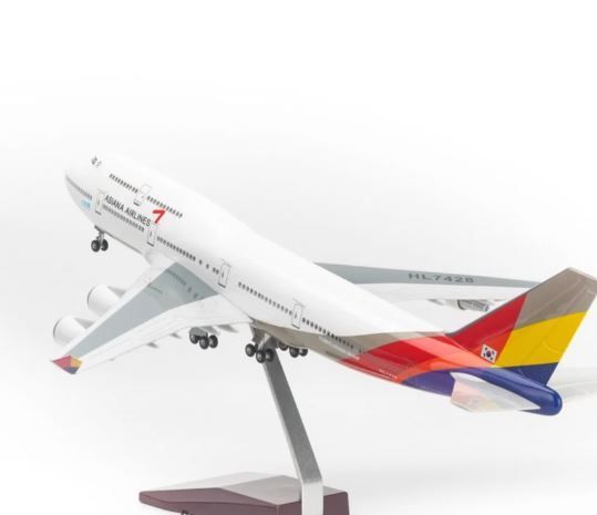 Mô hình Máy bay lắp ghép Asiana Airline Boeing B747 có đèn Led 47cm