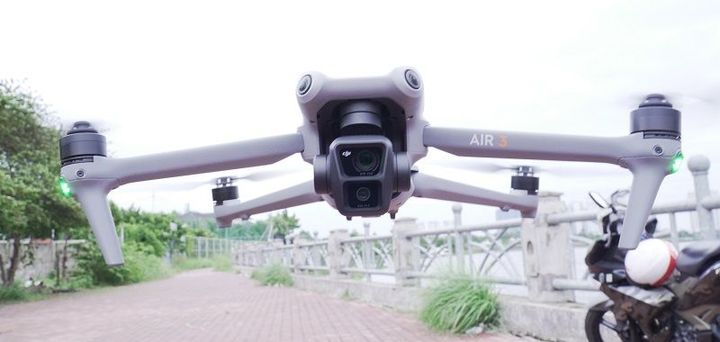 Ảnh chụp máy bay dji air 3 đang bay