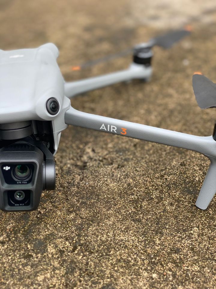 Ảnh chụp cánh tay của flycam dji air 3