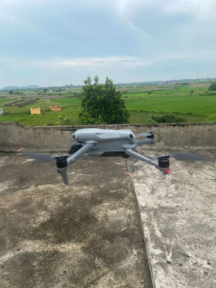 Ảnh chụp bên hông của dji air 3 khi đang bay