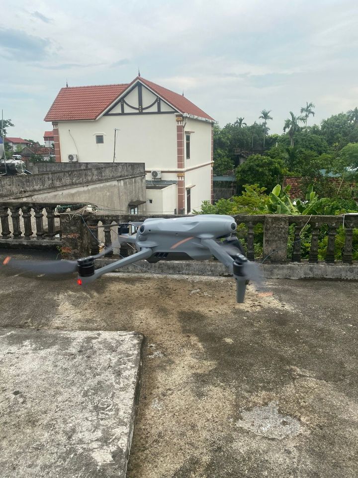 Ảnh chụp bên hông của dji air 3 khi đang bay