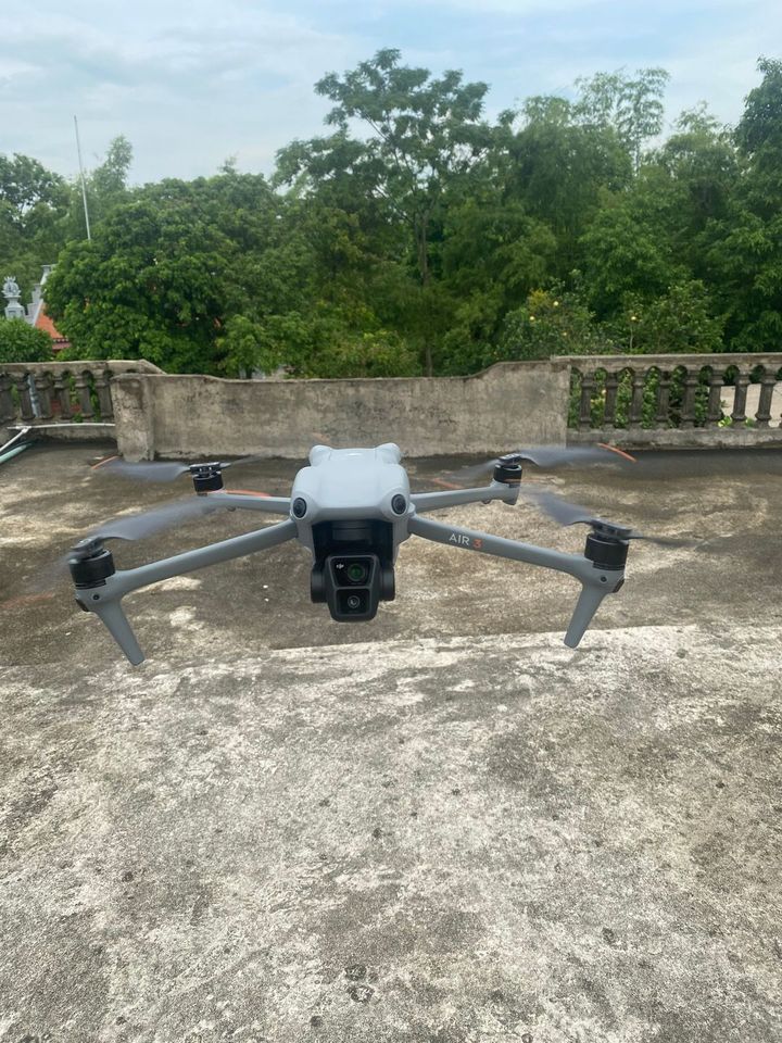 Ảnh chụp mặt trước của Dji air 3 khi đang bay