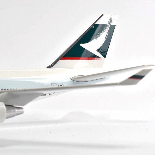 Mô hình Máy bay lắp ghép Cathay Pacific Boeing B747 47cm có đèn LED