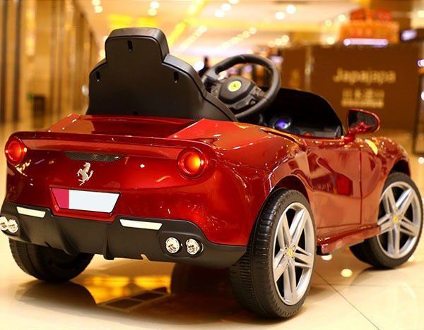 Xe ô tô điện trẻ em dáng Ferrari 686